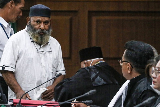 Terdakwa Gubernur nonaktif Papua Lukas Enembe (kiri) berbincang dengan kuasa hukumnya Petrus Bala Pattyona (kanan) saat menjalani sidang lanjutan di Pengadilan Tipikor, Jakarta, Senin (7/8/2023). Foto: Asprilla Dwi Adha/Antara Foto