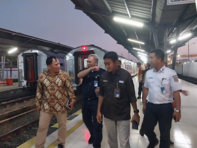 Pengamat kebijakan publik, Bambang Haryo Soekartono (BHS/baju batik) , saat meninjau operasional kereta api di Stasiun Kertapati, Kota Palembang. (ist)