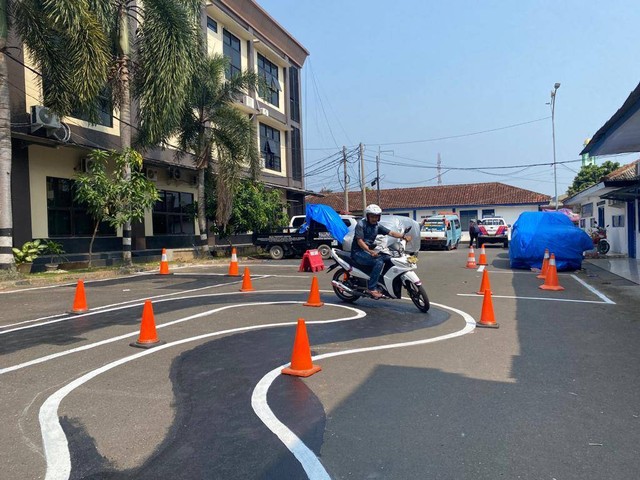 Salah satu pemohon yang mengikuti praktek uji SIM. | Foto: Sinta Yuliana/Lampung Geh