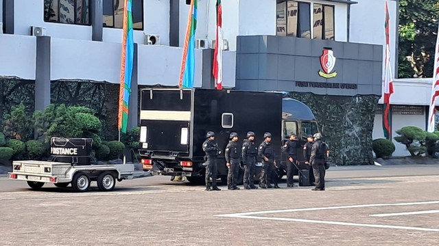 Panglima TNI Yudo Margono menyaksikan simulasi pengamanan paspampres sebelum menerima penghargaan kehormatan di Mako Paspampres, Senin (7/8). Foto: Annisa Thahira Madina/kumparan
