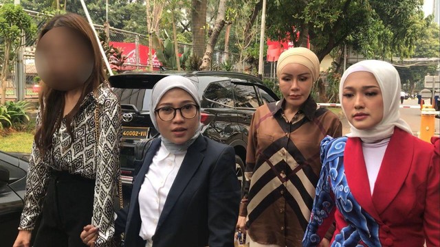 Korban dugaan pelecehan Miss Universe Indonesia (paling kiri) tiba di Polda Metro Jaya. Foto: Dok. Istimewa