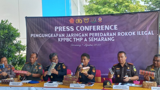 Kantor Pengawasan dan Pelayanan Bea dan Cukai Tipe Madya Pabean (KPPBC TMP) A Semarang membongkar jaringan peredaran rokok ilegal asal Madura, Jawa Timur. Foto: Intan Alliva/kumparan