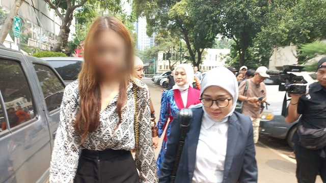Korban dugaan pelecehan Miss Universe Indonesia (kiri) tiba di Polda Metro Jaya.
 Foto: Dok. Istimewa