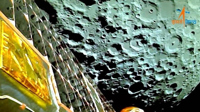 Serangkaian gambar yang dikirim oleh Chandrayaan-3 menunjukkan kawah di permukaan bulan semakin besar saat pesawat ruang angkasa kian mendekatinya.