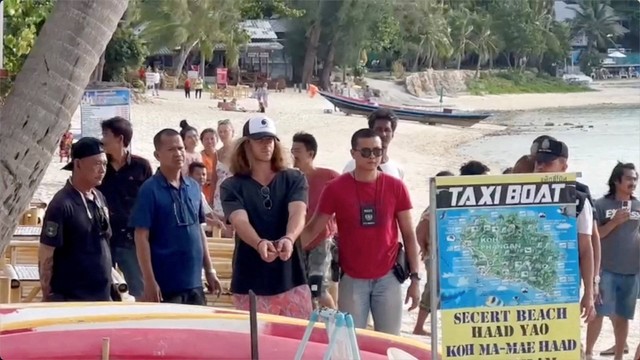 Daniel Sancho Bronchalo, putra aktor Spanyol Rodolfo Sancho Aguirre, membantu polisi Thailand dalam penyelidikan setelah dia ditangkap atas tuduhan pembunuhan atas kematian dan pemotongan anggota rekan seperjalanannya dari Kolombia.