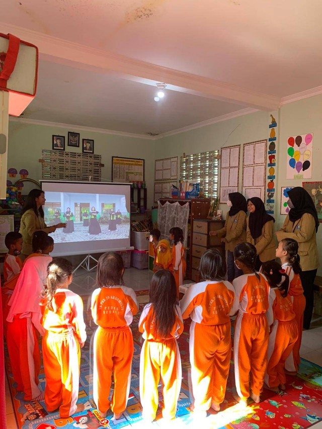 foto ini diambil oleh saya pribadi saat SMA yang sedang mengerjakan tugas observasi komunitas.