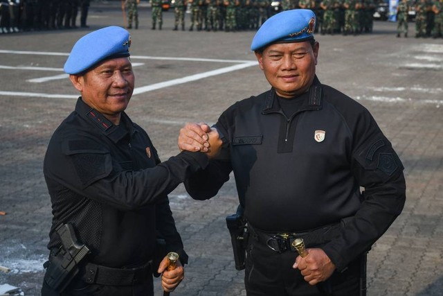 Panglima TNI Laksamana Yudo Margono (kanan) melakukan salam komando dengan Komandan Paspampres Mayjen TNI Rafael Granada Baay (kiri) usai upacara pembaretan dan penyematan brevet kehormatan di Mako Paspampres, Jakarta, Senin (7/8/2023). Foto: Aditya Pradana Putra/ANTARA FOTO