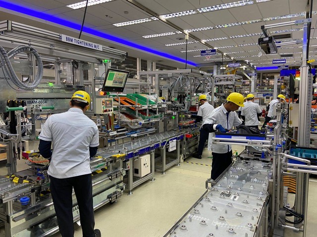 Produksi battery pack untuk Yaris Cross Hybrid dan Kijang Innova Zenix di Karawang Plant 2 Foto: Gesit Prayogi/kumparan