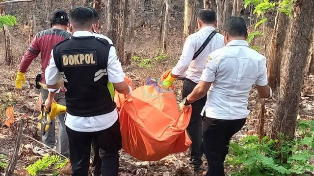 Petugas saat evakuasi mayat laki-laki yang ditemukan di kawasan hutan jati milik di Desa Dander, Kecamatan Dander, Kabupaten Bojonegoro. Senin (07/08/2023).