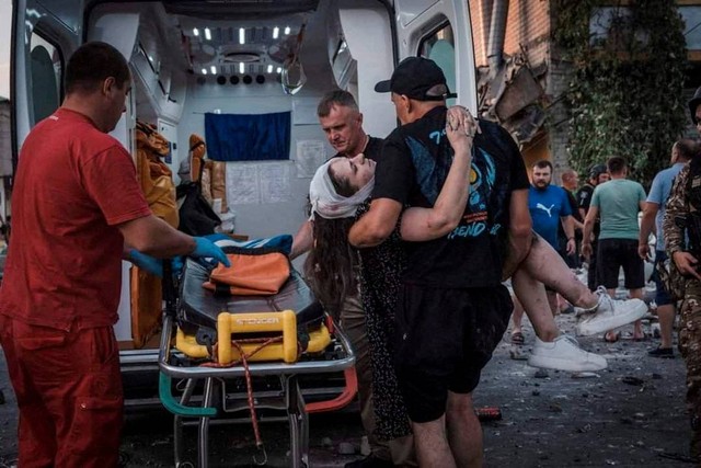 Tim penyelamat mengevakuasi warga di lokasi di mana sebuah bangunan hancur akibat serangan rudal Rusia, di Pokrovsk, wilayah Donetsk, Ukraina, Senin (7/8/2023). Foto: Pers Layanan Darurat Negara Ukraina/Handout via REUTERS