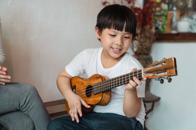 Cara Bermain Ukulele, Foto Hanya llustrasi: Pexels/Ketut Subiyanto