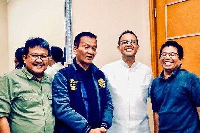 Anies Baswedan (baju putih) bersama Raharja Waluya Jati (kiri). Foto: Instagram/@aniesbaswedan