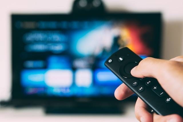 Ilustrasi Cara Menggunakan Remote TV di HP. Foto: Glenn Carstens-Peters /Unsplash