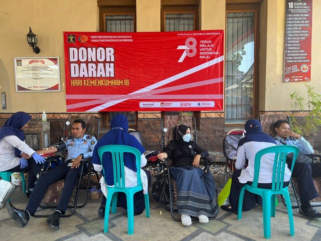 Kegiatan donor darah terpusat di Lapas Kelas IIA Pamekasan, Senin (07/08/2023) Pagi (Foto : Humas Lapas Narkotika Pamekasan)