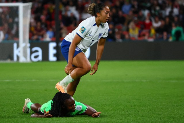 Reaksi bek Nigeria Michelle Alozie (bawah) setelah dilanggar oleh penyerang Inggris Lauren James selama pertandingan sepak bola babak 16 besar Piala Dunia Wanita Australia dan Selandia Baru 2023 antara Inggris dan Nigeria di Stadion Brisbane. Foto: Patrick Hamilton / AFP