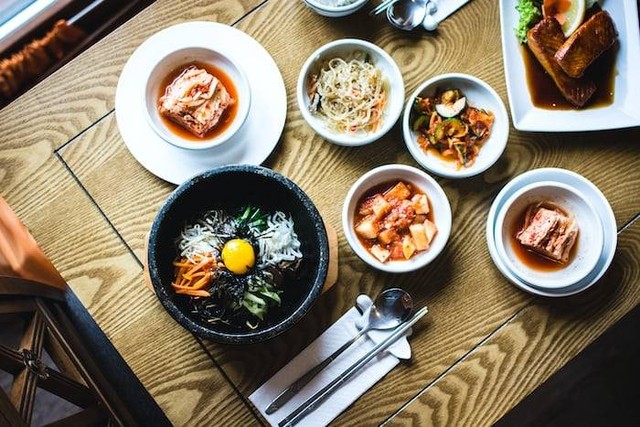 Ilustrasi restoran Korea di Semarang. Sumber: unsplash.com/ Jakup Kapusnak