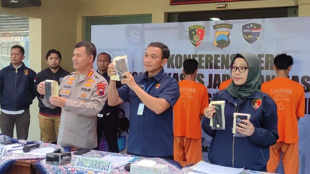 Jumpa pers kasus peretasan ponsel Kapolda Jateng, Selasa (8/8/2023). Foto: Dok. Istimewa