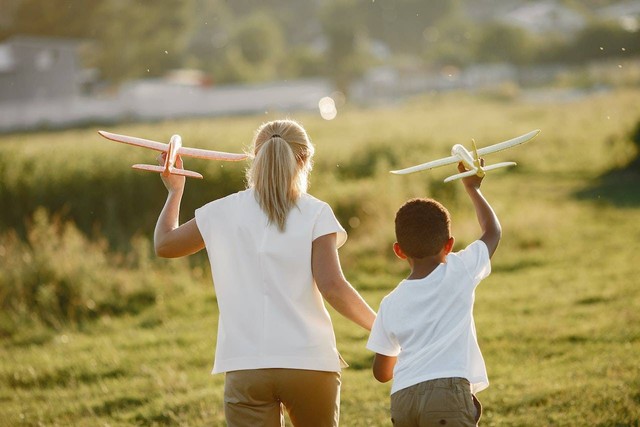 Ilustrasi helicopter parenting adalah. Sumber foto: pexels/Gustavo Fring.