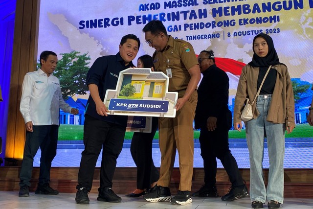 Menteri BUMN Erick Thohir saat menghadiri acara akad kredit massal Perumahan Delta Tigaraksa, Tangerang, Banten, Selasa (8/8/2023). Foto: Alfadillah/kumparan