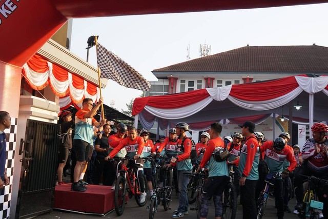 Kaban Strategi Kebijakan Hukum dan HAM (Kiri) Membuka Fun Bike Kemenkumham RI Kanwil Jawa Barat
