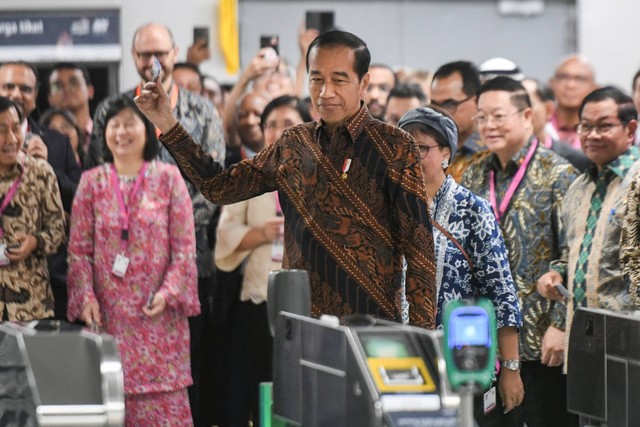 Presiden Joko Widodo menunjukkan kartu Multi Trip MRT Jakarta edisi ASEAN saat diluncurkan di Stasiun MRT Bundaran HI, Jakarta, Selasa (8/8/2023). Foto: Hafidz Mubarak A/ANTARA FOTO