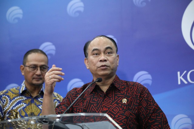 Menteri Komunikasi dan Informatika (Menkominfo), Budi Arie Setiadi (kanan), memberikan update terkait pemberantasan judi online di Media Center Kementerian Kominfo di Jakarta Pusat, Selasa (8/8/2023). Foto: Fitra Andrianto/kumparan