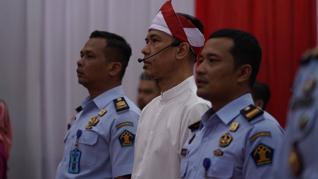 Munarman ucapkan ikrar setia atas Negara Kesatuan Republik Indonesia  di Lembaga Pemasyarakatan kelas IIA Salemba, Selasa 8 Agustus 2023. (Foto: Humas Ditjen PAS)