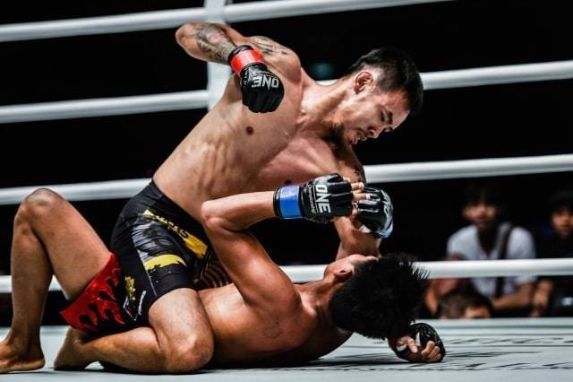 Aksi Rudy Agustian saat melayangkan serangan "ground and pound" terhadap lawan dalam salah satu laga di ONE Championship. Dok: ONE Championship.