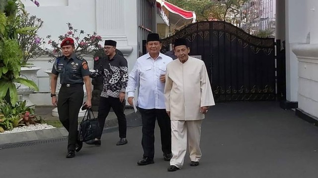 Prabowo Subianto dan Habib Luthfi usai bertemu Presiden Jokowi di Istana Kepresidenan Jakarta. Foto: Nadia Riso/kumparan