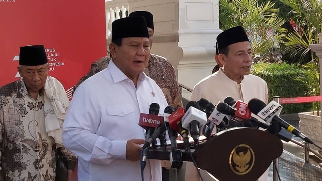 Prabowo Subianto dan Habib Luthfi usai bertemu Presiden Jokowi di Istana Kepresidenan Jakarta. Foto: Nadia Riso/kumparan