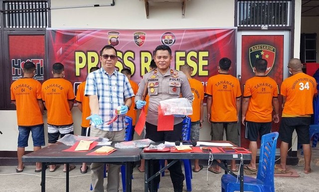 Polisi menunjukkan sejumlah barang bukti yang berhasil disita dari para pelaku. Foto: Dina Mariana/Hi!Pontianak