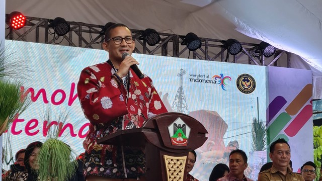 Menparekraf Sandiaga Uno, membuka Tomohon International Flower Festival 2023 di Tomohon, Sulawesi Utara.
 Foto: Andari Novianti/kumparan