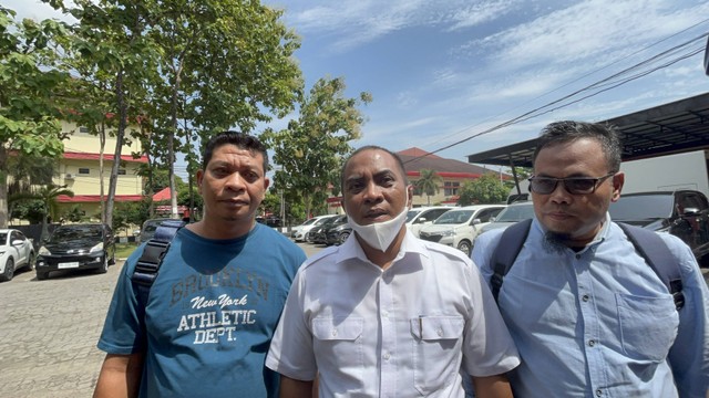 Ahmad Rosyid Hasibuan (tengah) tersangka pemalsuan surat tanah. Foto: Tri Vosa/kumparan