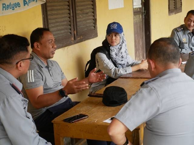 Plh. Kepala Kantor Wilayah Kemenkumham Aceh Lilik Sujandi menemui perwakilan IOM saat meninjau langsung kondisi kamp pengungsi Rohingya 