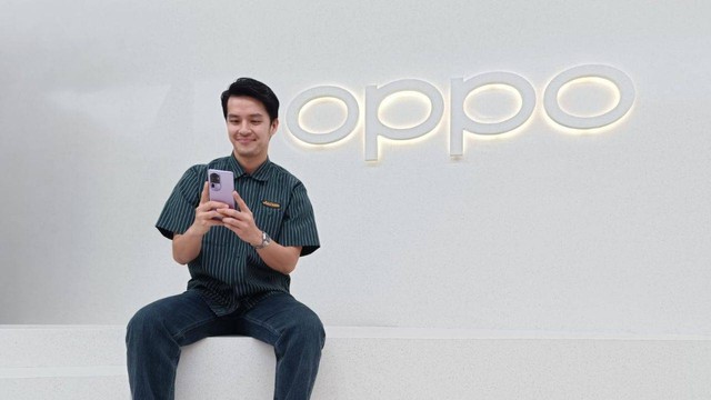 Morgan Oey menggunakan Oppo Reno 10 5G. Foto: istimewa