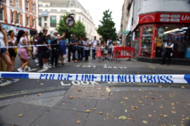 Polisi berjaga di lokasi TKP penusukan di dekat museum di London, Inggris. Foto: Holger Hollemann/AFP