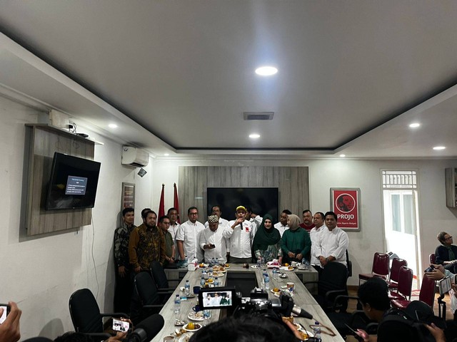 Relawan Sandiaga Uno menyambangi markas relawan Jokowi, kantor DPP Projo, Jakarta Selatan, Selasa (8/8). Foto: Haya Syahira/kumparan