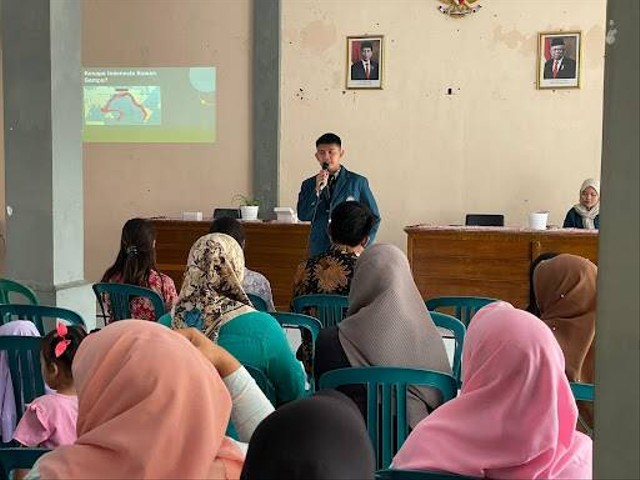 Pelaksanaan sosialisasi mitigasi gempa bumi di balai desa, Jumat (21/7/2023). Foto: Dokumentasi Pribadi