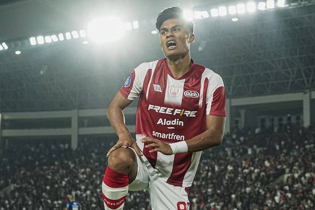 Ramadhan Sananta melakukan selebrasi usai mencetak gol dalam pertandingan Liga 1 2023/24 antara Persis Solo vs Persib Bandung di Stadion Manahan, Solo, Selasa (7/8). Foto: Instagram/@persisofficial