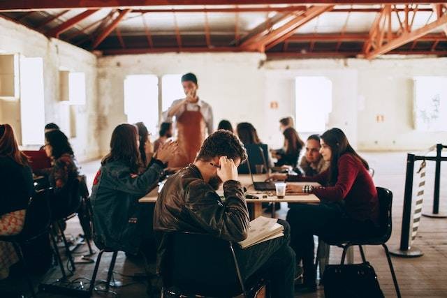 Ilustrasi cara membuka acara rapat tarang karuna. Foto: Pexels.