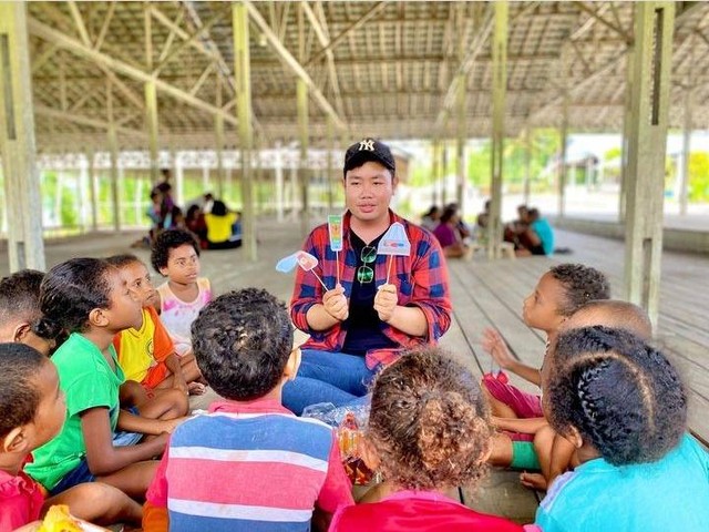 Bhrisco Jordy mengajar anak-anak di Pulau Mansinam (sumber: dok. Papua Future Project)