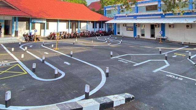 Tampilan pola S atau sirkuit pada ujian praktik SIM C di Satuan Lalu Lintas Polresta Manado.
