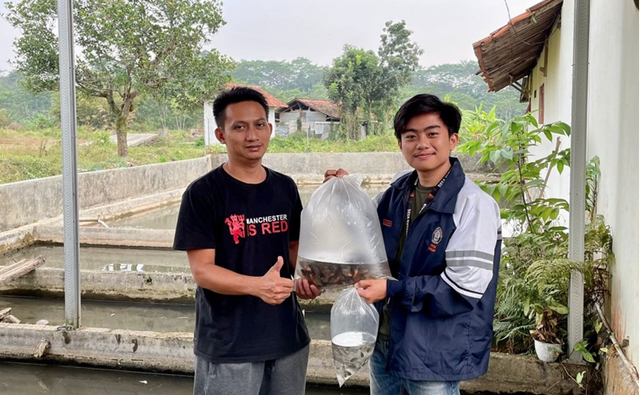 Pemberian benih ikan untuk pelaku budidaya ikan di Desa Kutosari, Selasa (18/7/2023). Foto: Dokumentasi Pribadi