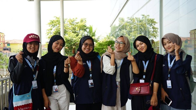 Danti Noviani (ketiga dari kanan) bersama kelompok 9 KKN Tematik Stunting bersama BKKBN sesaat sebelum berangka ke Cimahi (Dokumentasi Promosi dan PMB UM Bandung).