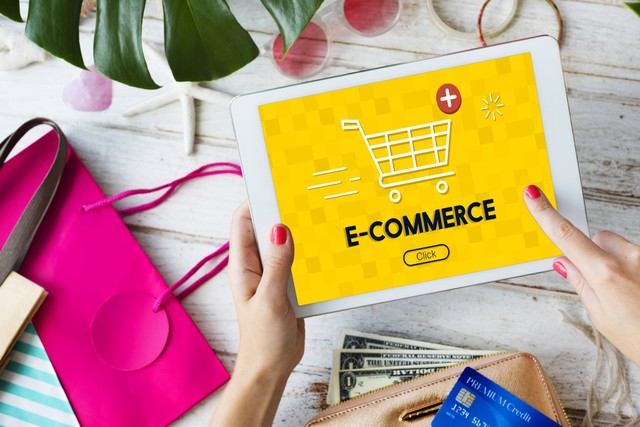 Belanja e-commerce semakin aman dengan menggunakan layanan asuransi yang dapat memproteksi barang pesanan dan perlindungan tambahan. (Sumber : Freepik)