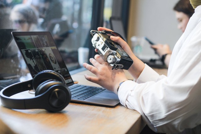 3 Cara Cek SSD di Laptop. Foto: Pexels/Esra Korkmaz.