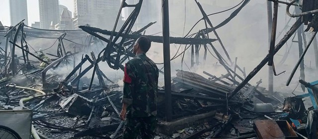 Suasana bangunan hangus yang membakar Pasar Kambing, Tanah Abang, Jakarta Pusat, Rabu (9/8). Foto: Dok. Sudin Gulkarmat Jakarta Pusat