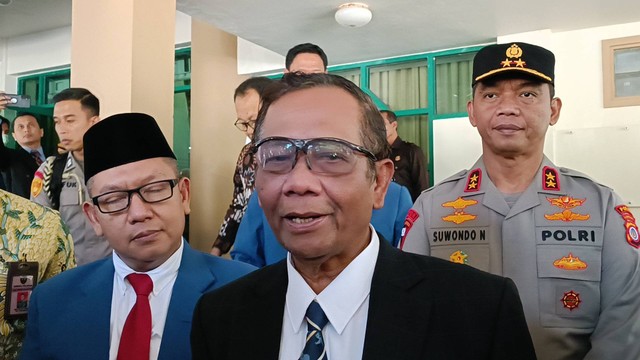 Menko Polhukam Mahfud MD ditemui di Universitas Islam Indonesia (UII), Kabupaten Sleman, Rabu (9/8/2023).  Foto: Arfiansyah Panji Purnandaru/kumparan