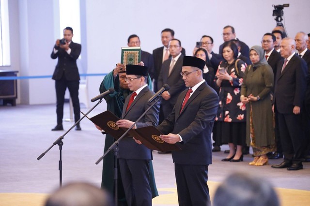 Ketua Mahkamah Agung, H. M. Syarifuddin mengambil sumpah jabatan dan melantik dua Anggota Dewan Komisioner Otoritas Jasa Keuangan (ADK OJK) yaitu Agusman dan Hasan Fawzi, Rabu (9/8/2023).  Foto: OJK