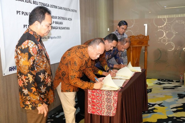 PT Medco Energi Internasional Tbk melalui anak perusahaan PT Medco E&P Malaka (Medco E&P) dan PT PLN kembali melakukan Perjanjian Jual Beli Tenaga Listrik (PJBTL) dengan PT PLN Unit Induk Distribusi (UID) Aceh, Selasa (8/8/2023). Foto: Medco EP